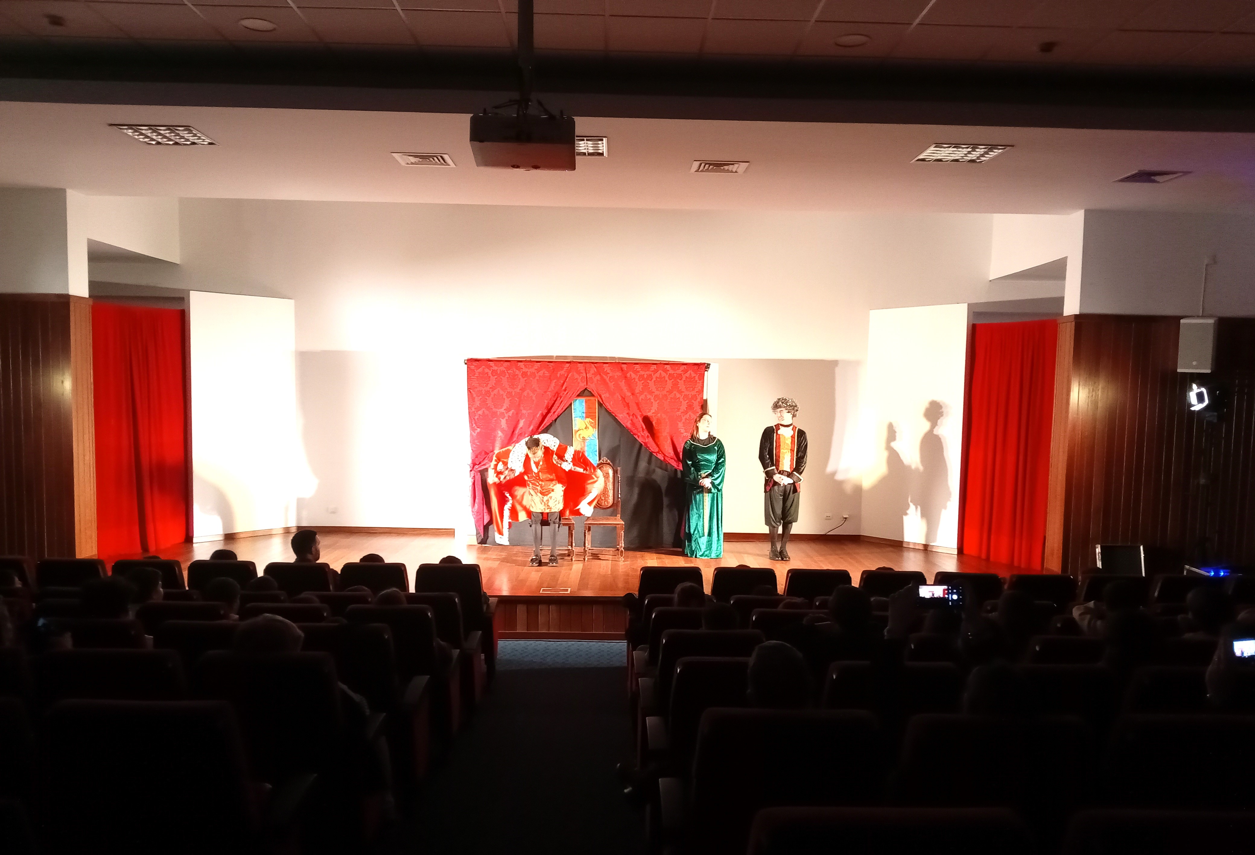 Companhia Profissional de Teatro Educa representou “O príncipe nabo” em Cantanhede