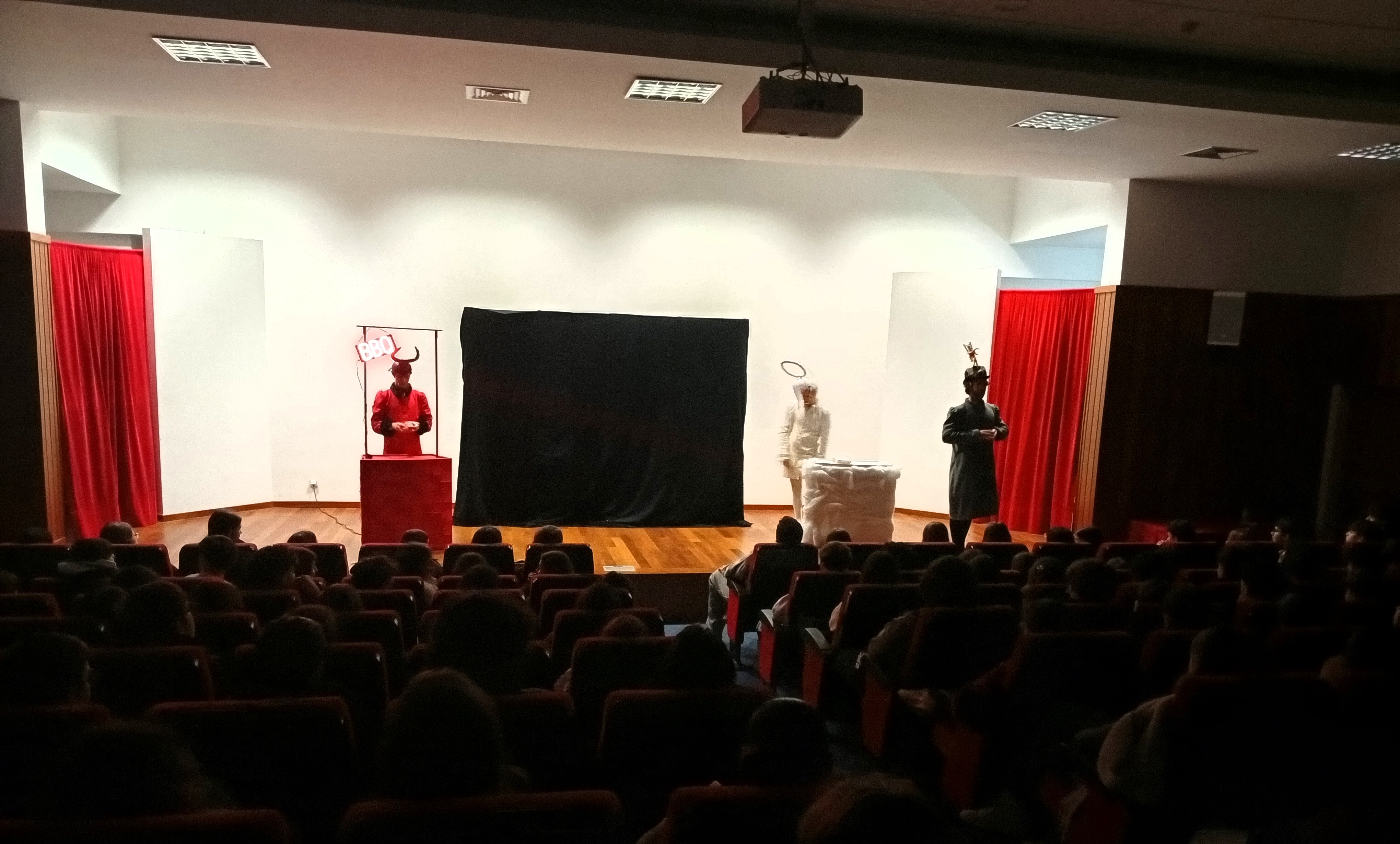 No auditório do Centro Paroquial de S. Pedro, em Cantanhede